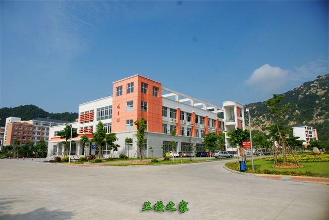 初步建成了一所规模适度